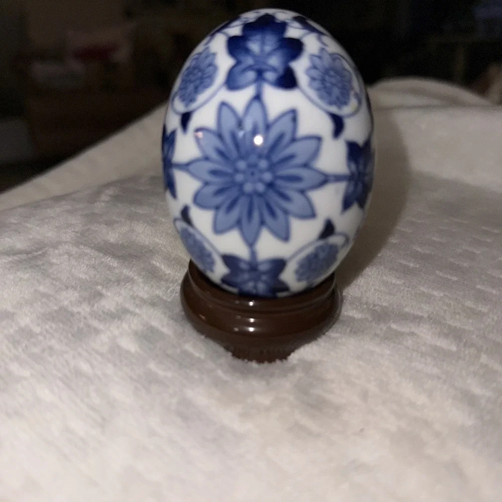Vintage Blue & White Floral Chinoiserie Porcelain Egg w/ Porcelain Stand